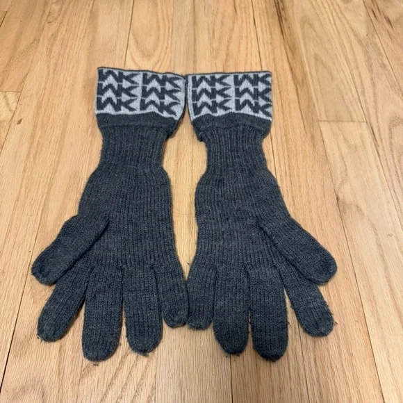 MICHAEL Michael Kors Women’s Acrylic Knit Charcoal Gray Monogram Gloves - Picture 4 of 6